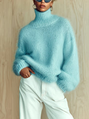 Pull texturé à col montant bleu ciel — vue portée de face, main dans la poche