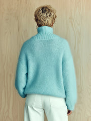 Pull texturé à col montant bleu ciel — vue portée de dos