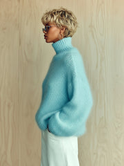 Pull texturé à col montant bleu ciel — vue portée de profil