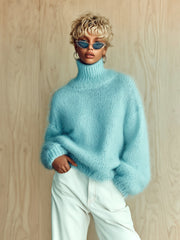 Pull texturé à col montant bleu ciel — vue portée de trois-quarts, lunettes de soleil