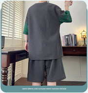 T-shirt à motif lettre — gris foncé vu de dos avec short uni