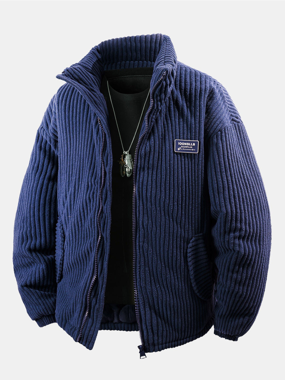 Veste côtelée bleue zippée vue de face, portée sur un haut noir avec collier