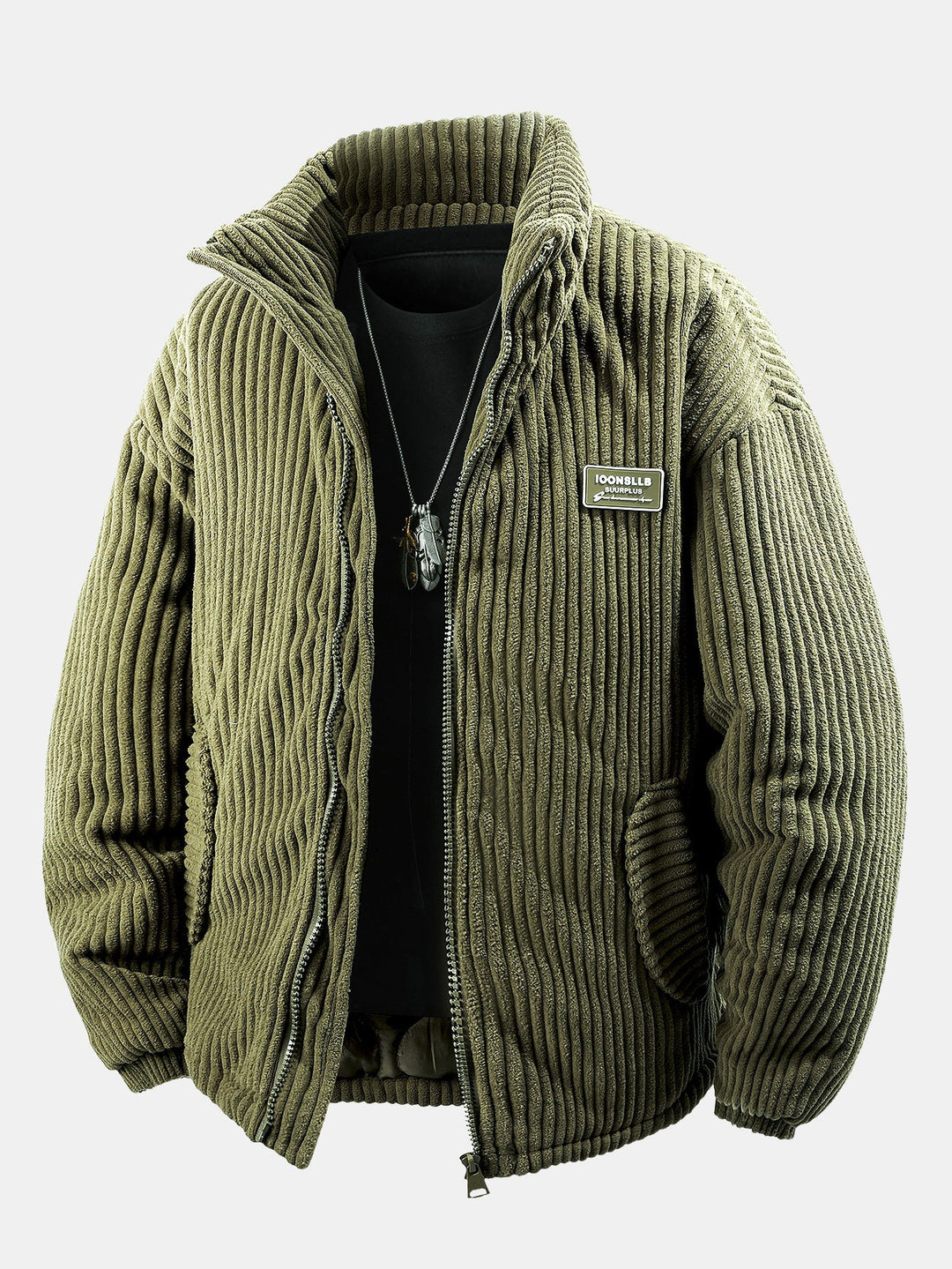 Veste côtelée verte zippée vue de face, portée sur un haut noir avec collier