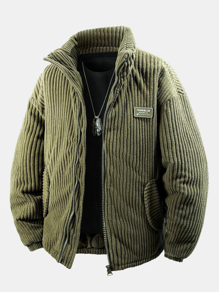 Veste côtelée verte zippée vue de face, portée sur un haut noir avec collier