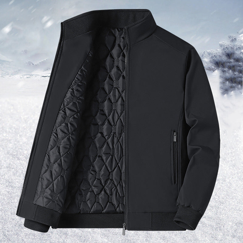 Veste noire à col montant, ouverte sur un intérieur à losanges, sur fond enneigé.