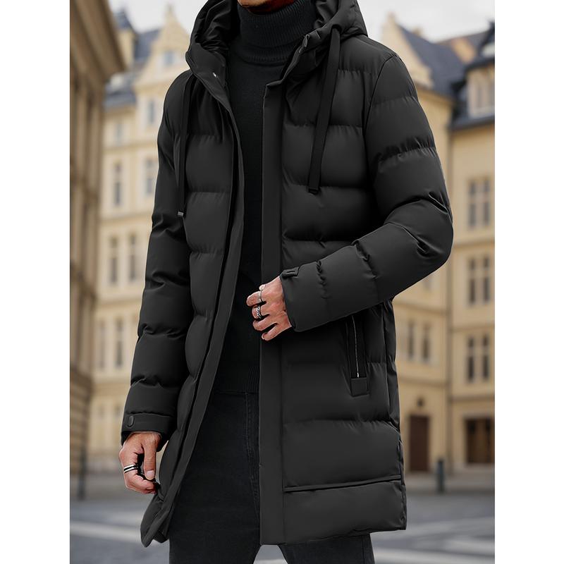 Veste noire matelassée à capuche, portée de face.