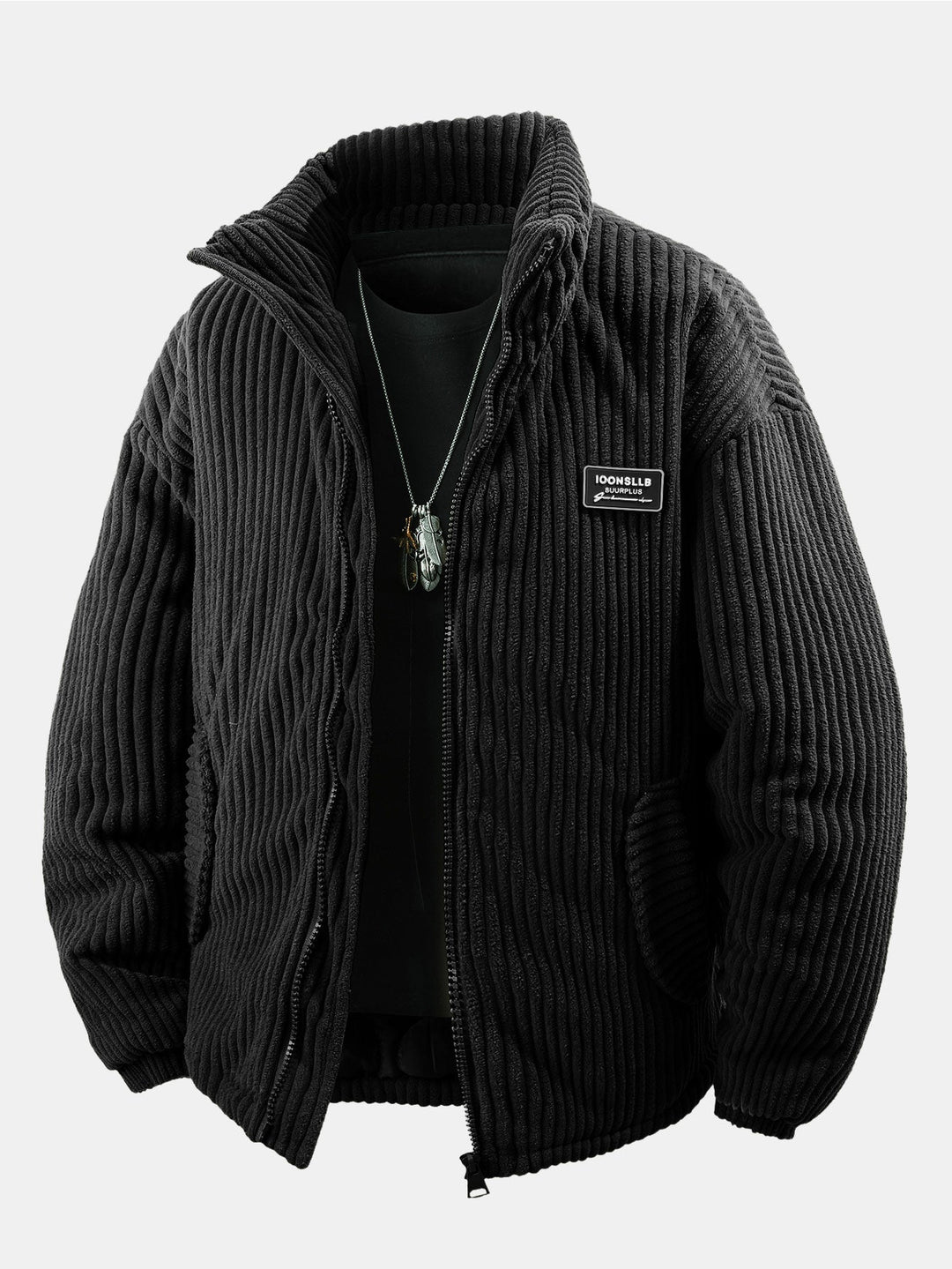 Veste côtelée noire zippée vue de face, portée sur un haut noir avec collier