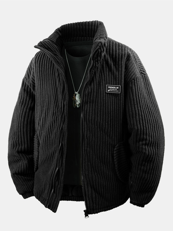 Veste côtelée noire zippée vue de face, portée sur un haut noir avec collier
