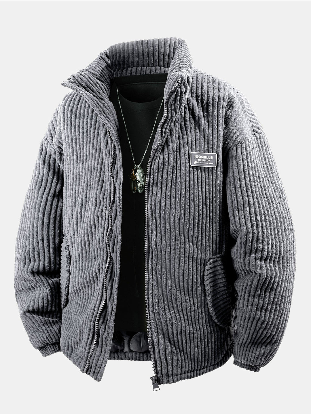 Veste côtelée grise zippée vue de face, portée sur un haut noir avec collier
