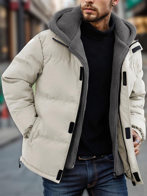Veste matelassée beige clair à capuche, portée de face.