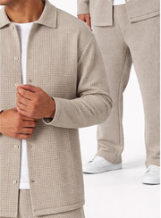 Ensemble chemise et pantalon beige — vue portée de face
