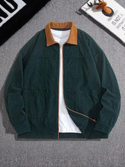 Veste vert foncé à col marron, ouverte et posée à plat de face sur un haut blanc.