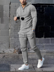 Ensemble sweat gaufré et pantalon gris clair — vue portée en marche