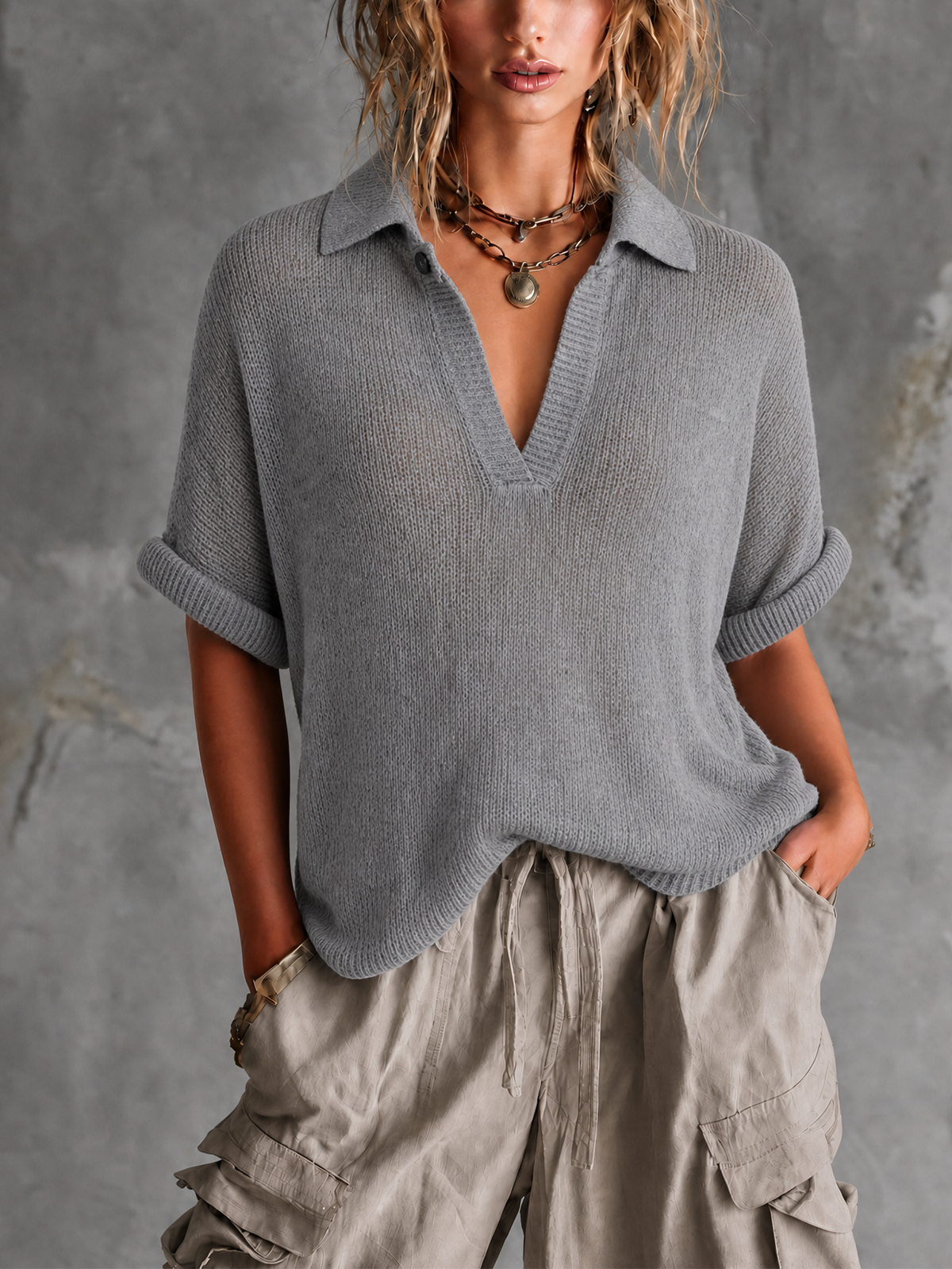 Pull gris col ouvert — vue portée en pied, pantalon cargo beige