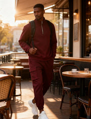 Ensemble col zippé cargo bordeaux — vue portée en pied, terrasse de café