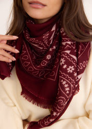 Écharpe bandana bordeaux — vue de profil. Soniel Paris.