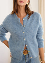 Gilet laine col rond boutons nacrés — vue portée de face