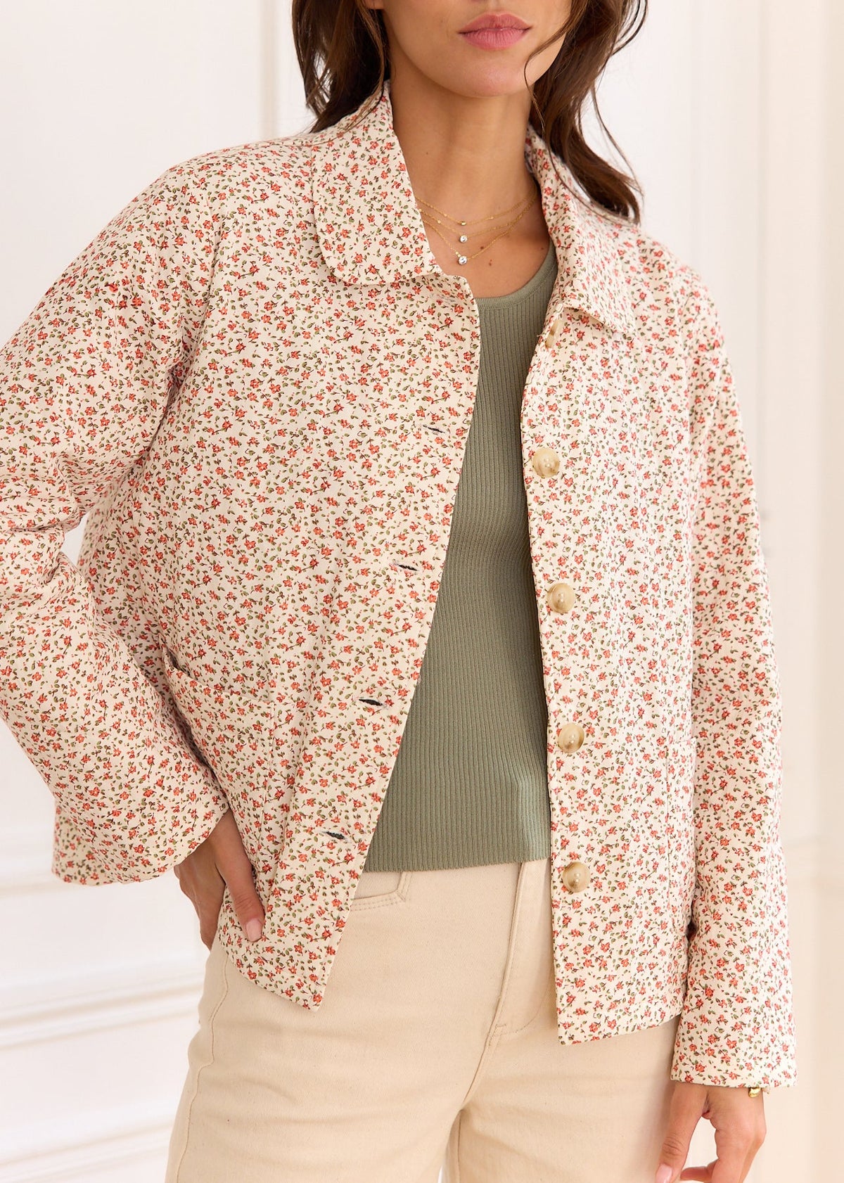 Veste blanche fleurie rose — vue portée de face, ouverte