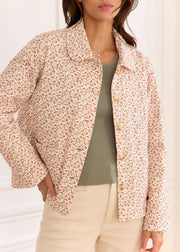 Veste blanche fleurie rose — vue portée de face, ouverte