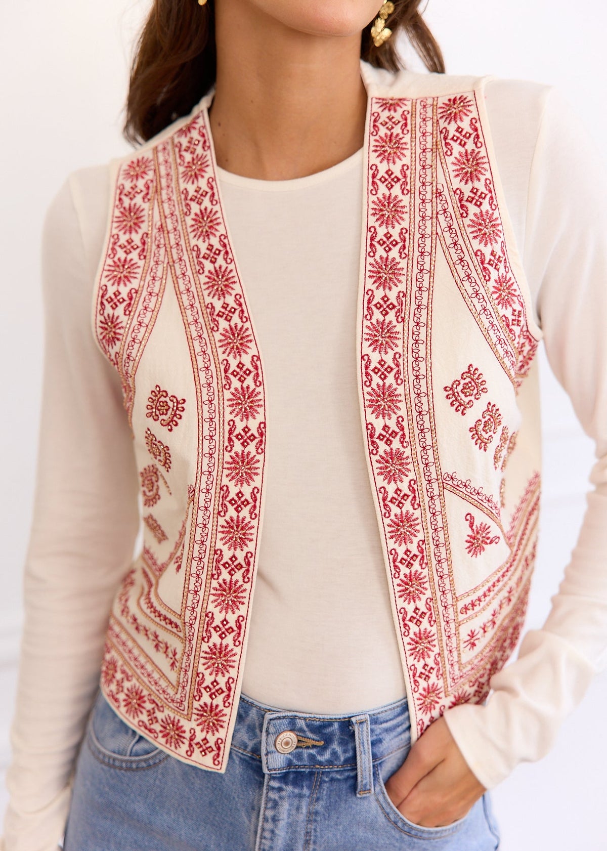 Gilet beige rouge — vue portée de face