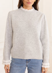 Pull gris laine fronces et crochet — vue rapprochée de face