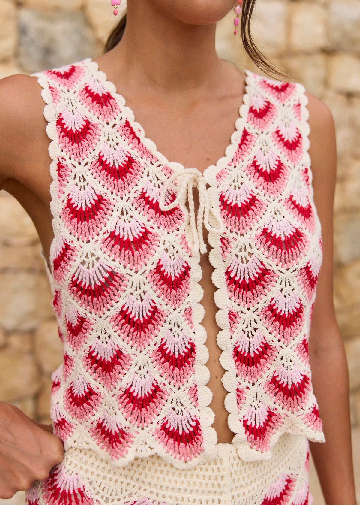 Gilet rouge rose crochet transparent