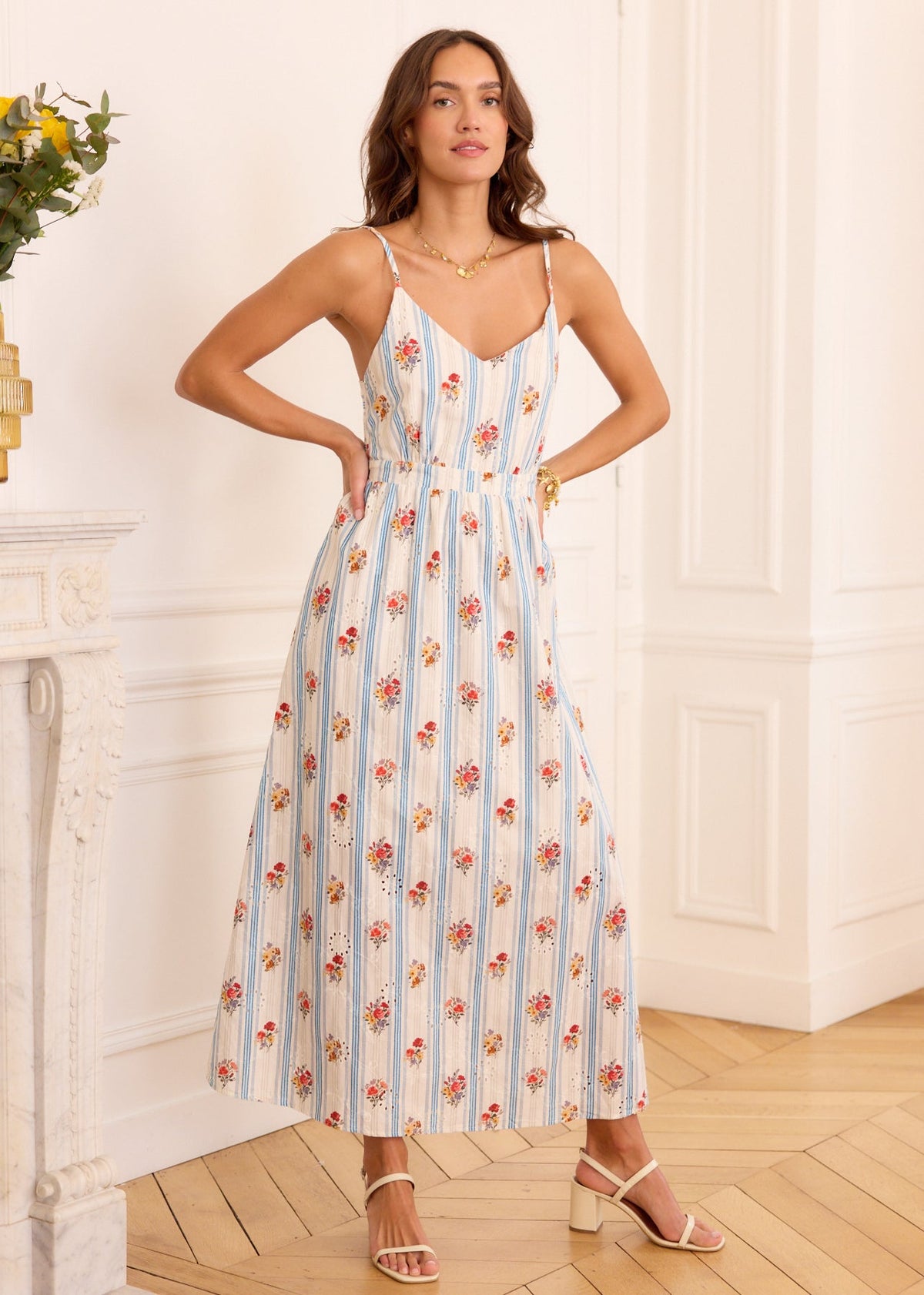 Robe bleue rayée fleurie brodée