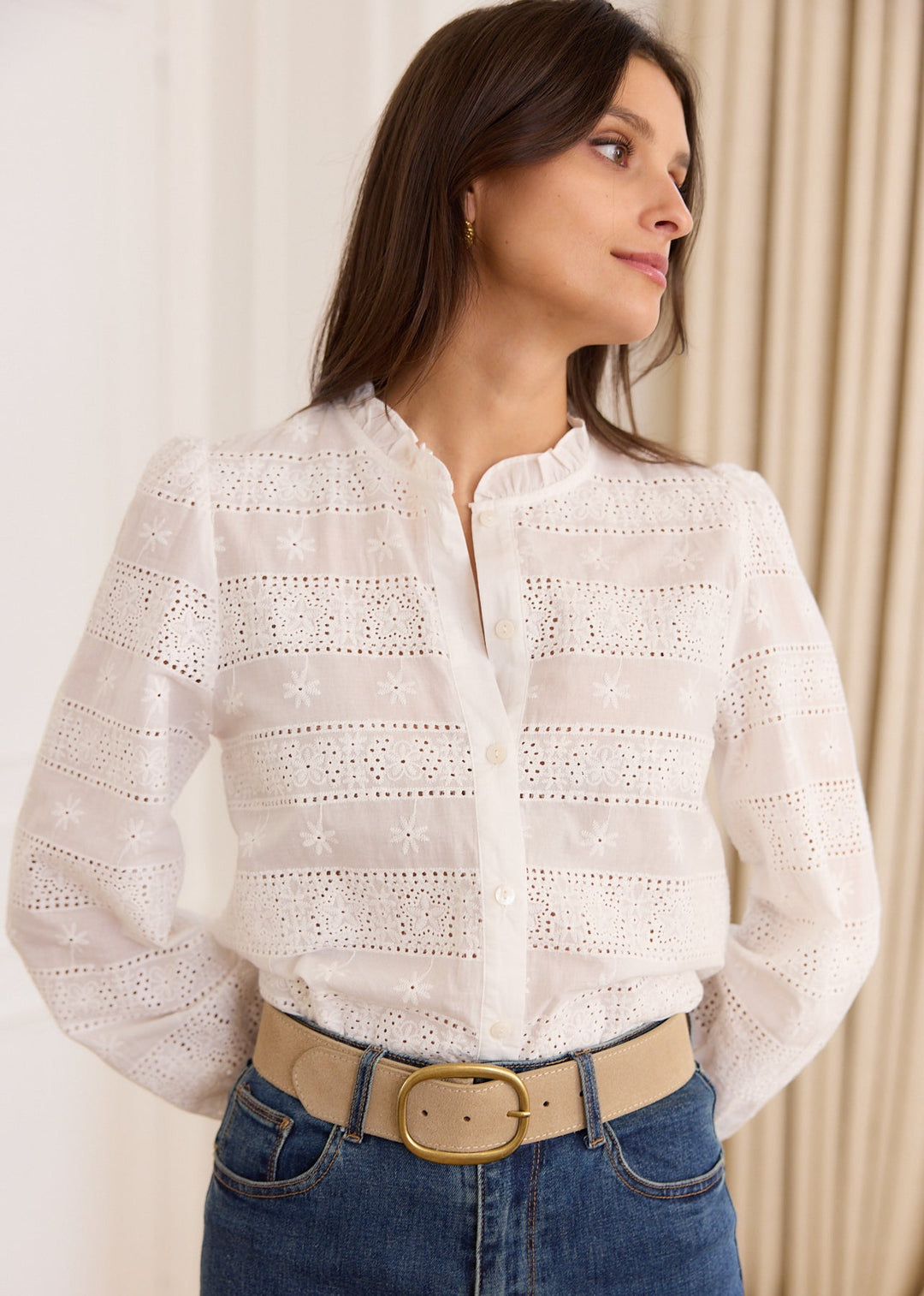 Chemise brodée à col volanté — vue de trois-quarts