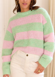 Pull vert rayé rose — vue portée de face
