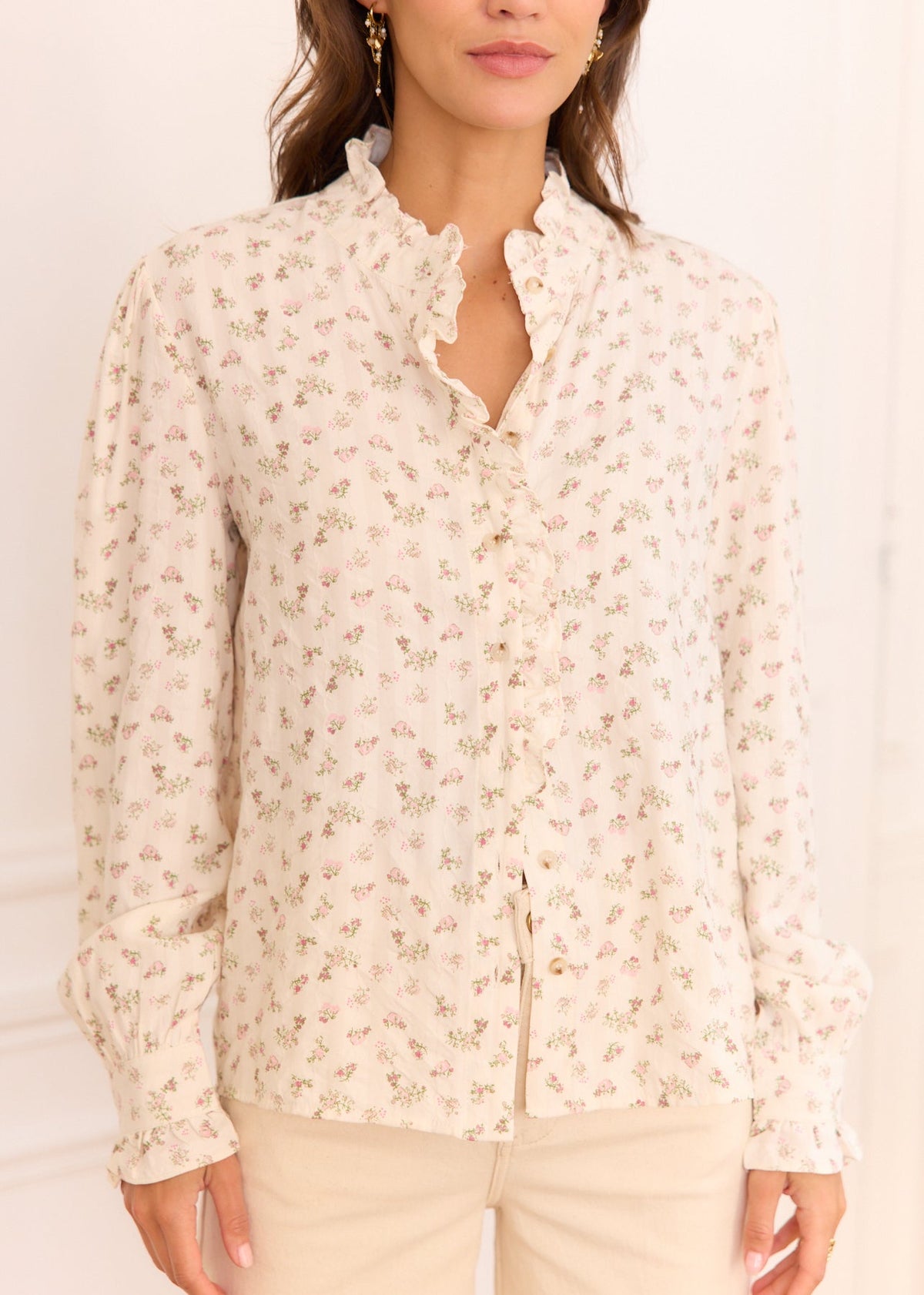 Chemise beige fleurie col volanté