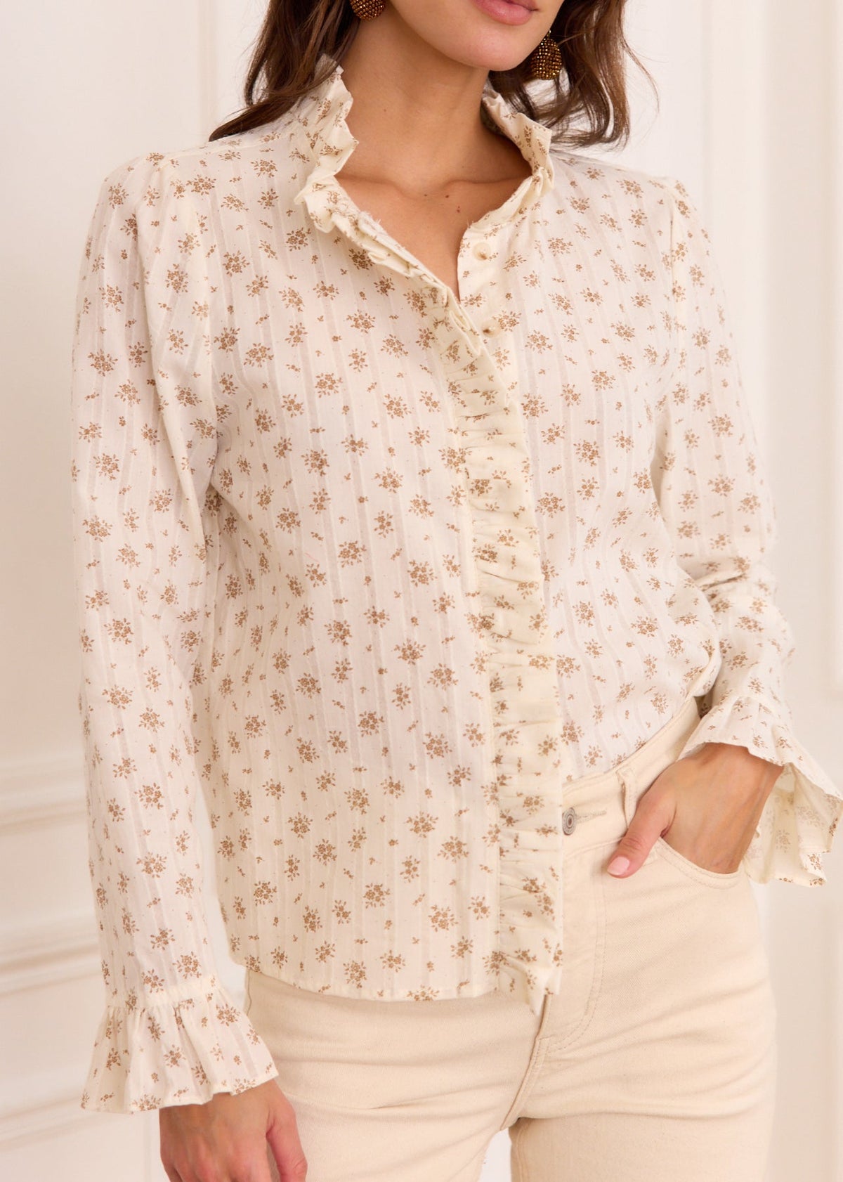 Chemise écrue fleurie marron, détail porté de face