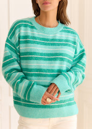 Pull vert rayé — vue portée de face, sans écharpe