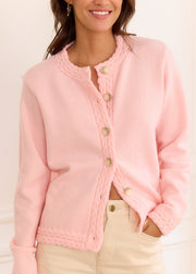 Gilet rose Sophie — vue portée de face, ouvert sur haut blanc