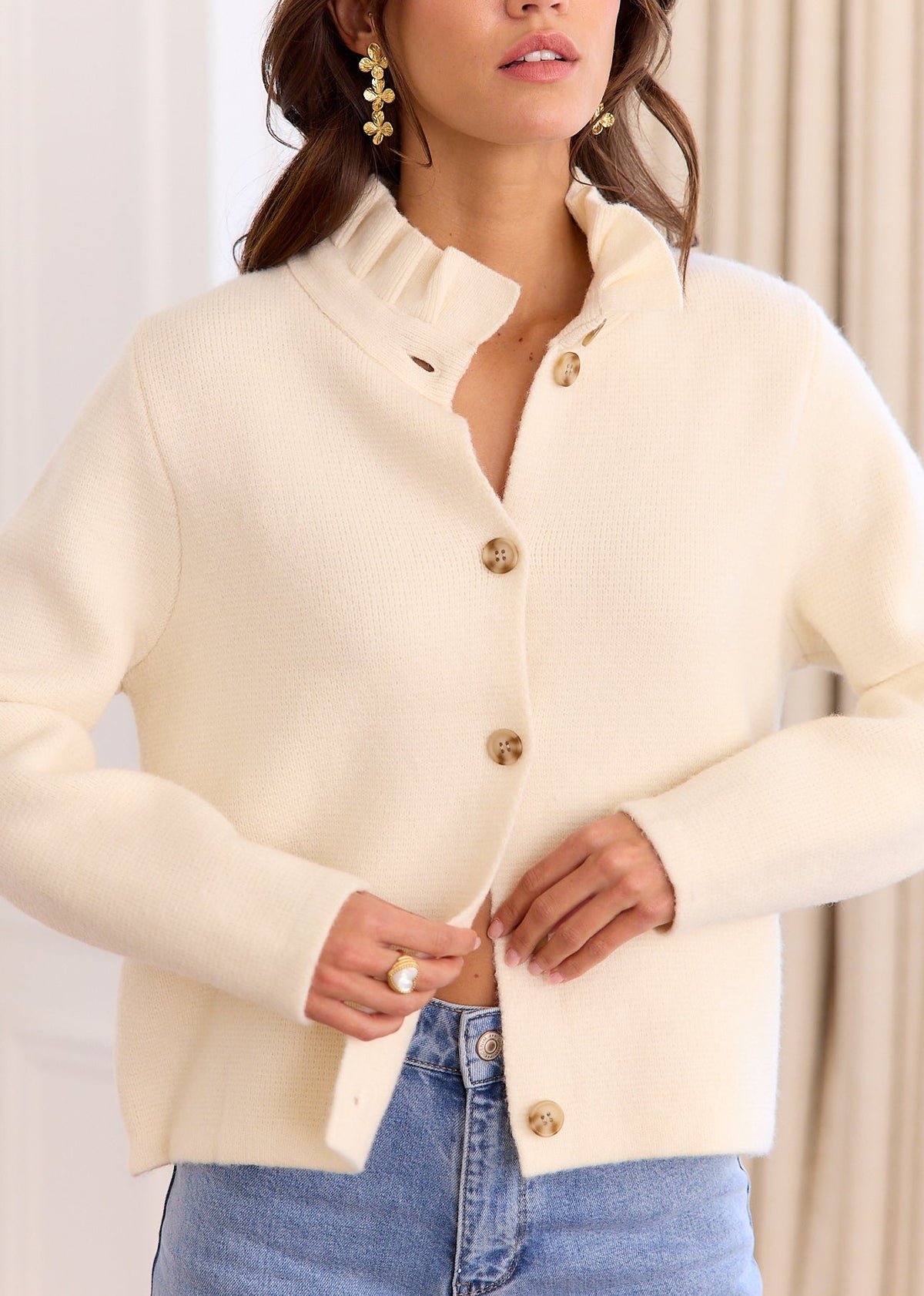 Gilet beige col montant volanté — vue portée de face