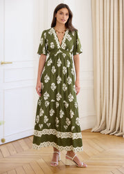 Robe longue kaki à motifs floraux écrus, manches courtes et décolleté en V, portée de face.