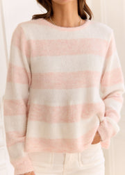 Pull rayé rose blanc — gros plan du buste et des rayures