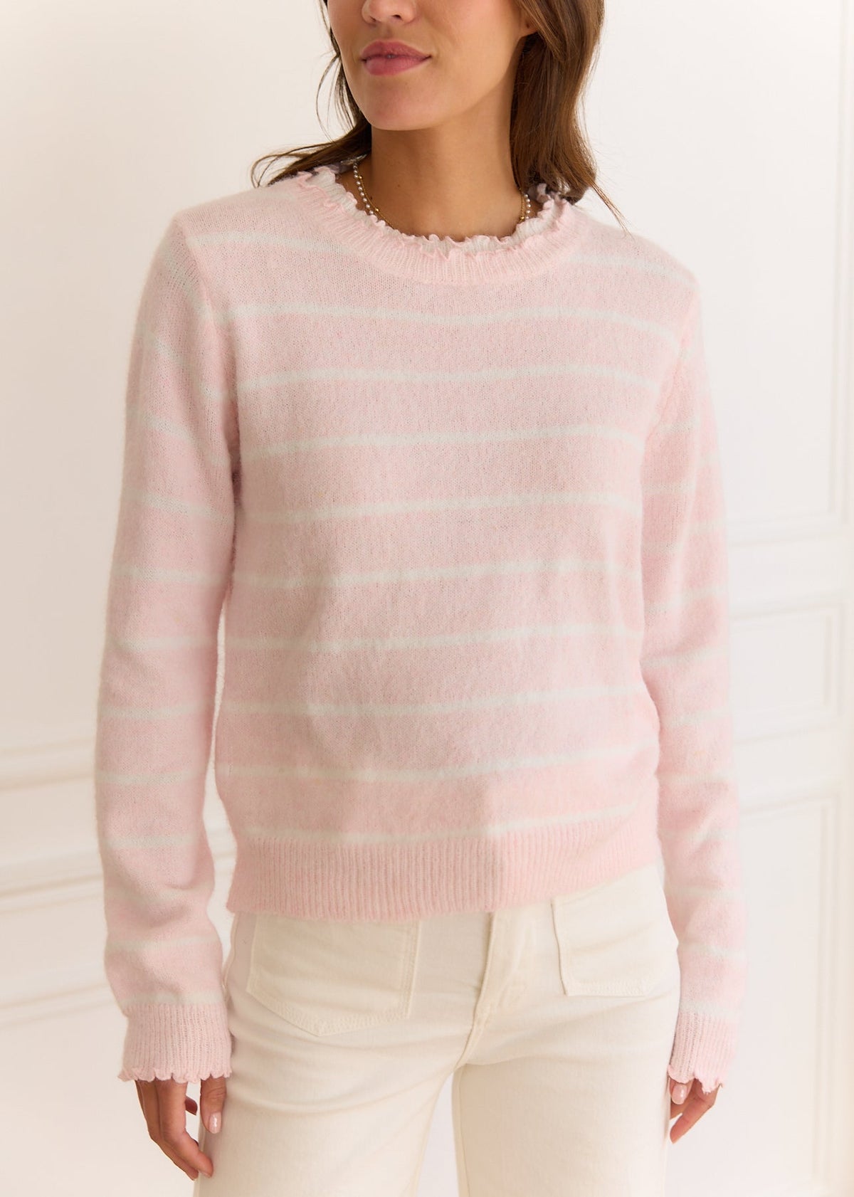 Pull rose rayé blanc — vue portée de face