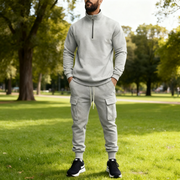 Ensemble col zippé cargo gris clair — vue portée en pied, dans un parc
