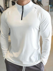 T-shirt sport à demi-zip blanc — gros plan du buste et du col zippé