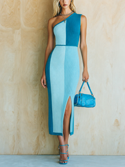 Robe midi bleue à blocs — vue portée en pied, sac à main bleu assorti