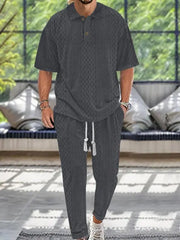 Ensemble polo texturé et pantalon gris foncé — vue portée en pied, de face