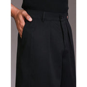 Pantalon habillé à jambes larges noir — détail ceinture, passants et poche latérale