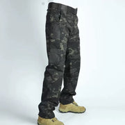 Pantalon tactique poches zippées camouflage noir et gris — vue portée en pied, de profil