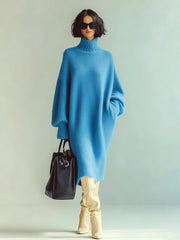Robe midi bleue col roulé — vue portée en pied, de trois-quarts