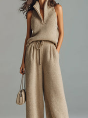 Ensemble maille camel pantalon large beige — vue rapprochée du col ouvert du haut et du cordon de taille