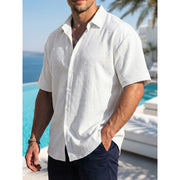 Chemise d'été à manches courtes blanc — vue portée de profil, plan buste, devant une piscine