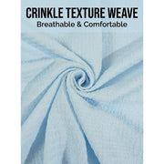 Chemise d'été à manches courtes bleu clair — gros plan du tissu froissé texturisé