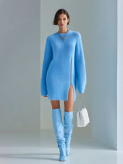 Robe-pull bleue à détail zippé — vue portée en pied, jambe en avant