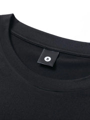 Ensemble t-shirt bicolore et short — gros plan du col rond côtelé et de l'étiquette