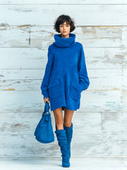 Robe courte bleu vif à deux poches, portée de face.
